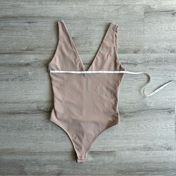 Women’s Aritzia Babaton deep v-neck body suit in taupe Size M - Picture 7 of 8